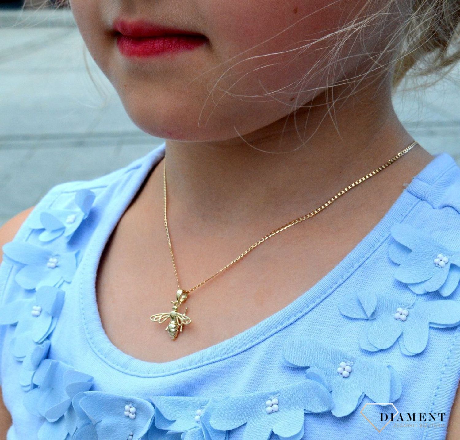 Złota zawieszka Pszczoła próby 333 ZA 5872 333. Zawieszka złota Pszczoła. Złoty wisiorek w kształcie pszczoły. Zawieszka próby 333. Wisiorek ten to idealny pomysł na prezent. Wisiorek złoty damski. W.jpg